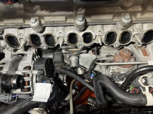 ジャガーEペースのサーモスタット交換作業中に、インテークマニホールドを取り外したエンジン側の状態