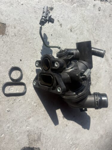 ジャガーEペースの冷却水漏れ原因となっていたサーモスタットと交換部品一式