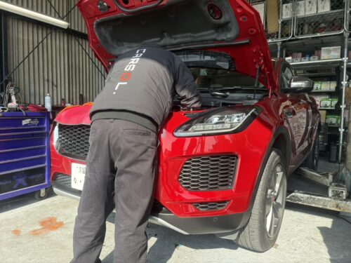 ジャガーEペース（LDA-DF2NA）のサーモスタット水漏れを点検している整備作業風景