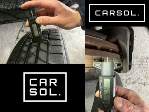 アウディ車両の車検見積り時に、タイヤの残り溝を専用ゲージで測定し、ブレーキディスクローターの厚みも計測している様子。保安基準に適合しているかを数値で確認している作業風景。