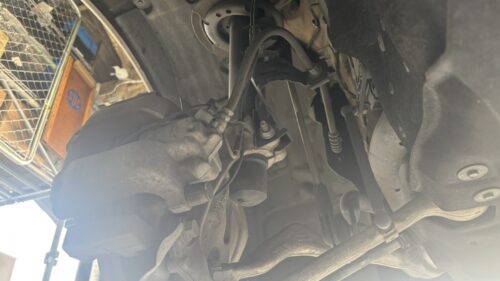 BMW 3シリーズ ABSセンサー交換 修理作業 車両にABSセンサーを取り付けている作業中の様子