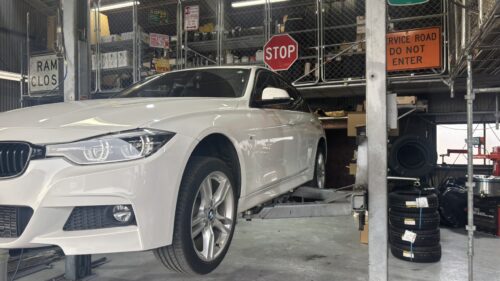 BMW 3シリーズ ABS警告灯点灯 修理前にリフトアップして点検している様子 BMW 3シリーズをリフトアップし、足回り・ブレーキ周辺を点検している作業前の様子。
ABSセンサー交換作業に入る前の状態確認中の車両。