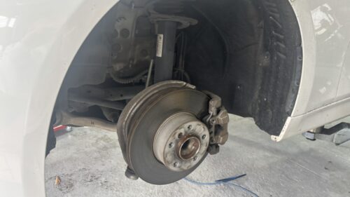 BMW 3シリーズ ABS警告灯点灯 修理のためフロントブレーキとABSセンサー周辺を点検している様子 BMW 3シリーズのフロントタイヤを取り外し、
ブレーキディスク・キャリパー周辺およびABSセンサー取付部を点検している様子。
ABS警告灯点灯の原因確認を行っている作業中の状態。