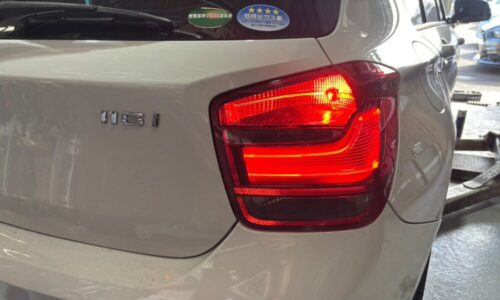 交換後に正常点灯しているテールランプ