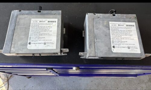 BMW4シリーズ ヘッドユニット不良による交換修理で取り外した旧ユニットと交換用ユニットの比較 取り外したBMW 4シリーズのヘッドユニット本体と、交換用ユニットを並べた比較写真。
外観や型番の違いが分かる状態。