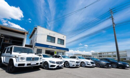 小郡市にあるCARSOL店舗前に、メルセデスベンツ・BMW・アウディなどの欧州車を中心とした車両が並んでいる外観写真。輸入車を中心に全車種対応可能であることが伝わる店舗風景。