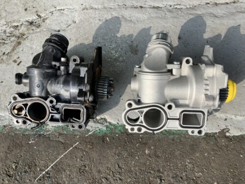 ゴルフ6 GTI ウォーターポンプ交換 修理で使用した新旧ウォーターポンプ比較 ゴルフ6 GTIのウォーターポンプ新旧比較写真。 左側が取り外した旧ウォーターポンプで、変色や冷却水漏れ跡が確認できる状態。 右側が新品ウォーターポンプで、アルミボディがきれいな未使用品の状態。