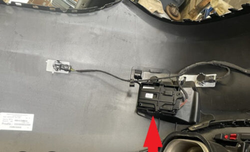 リヤバンパー裏側に装着されているリヤレーダーセンサー本体 （赤矢印で不具合箇所を示している状態）