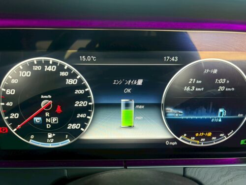 エンジン始動後に表示されたメルセデスベンツEクラスのメーターパネル。 エンジンオイル量が「OK」と表示され、適正量であることが確認できる画面。