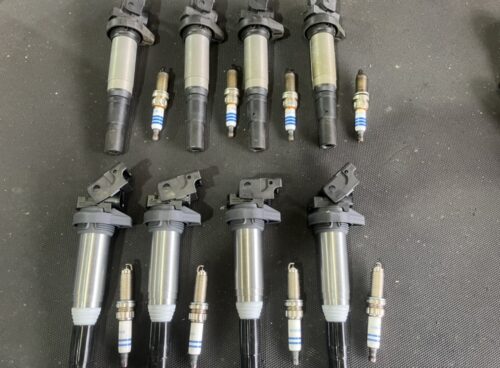 MINIクロスオーバー エンジンチェックランプ点灯 修理で交換したイグニッションコイルとスパークプラグ 取り外した不良イグニッションコイルと摩耗したスパークプラグの比較写真