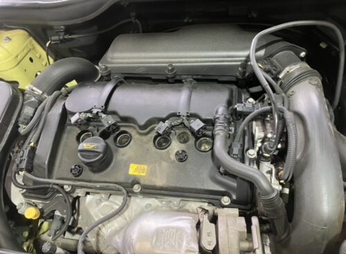 MINIクロスオーバー エンジンチェックランプ点灯 修理で新品コイルとプラグ交換作業中 新品イグニッションコイルとスパークプラグを取り付けている作業中の様子