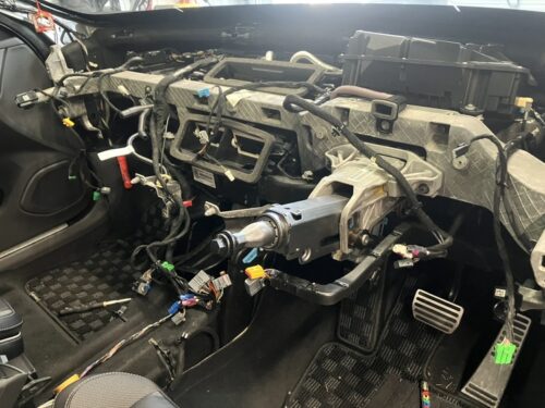 ボルボV60 ブロアモーター異音 修理のダッシュボード脱着作業 ダッシュボード脱着中の作業風景