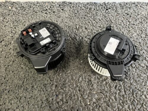 ボルボV60 ブロアモーター異音 修理で使用する新品ブロアモーター部品 ボルボV60に使用する新品ブロアモーター本体。取り外した旧部品と比較できる状態で、交換前に準備された新品パーツの写真。