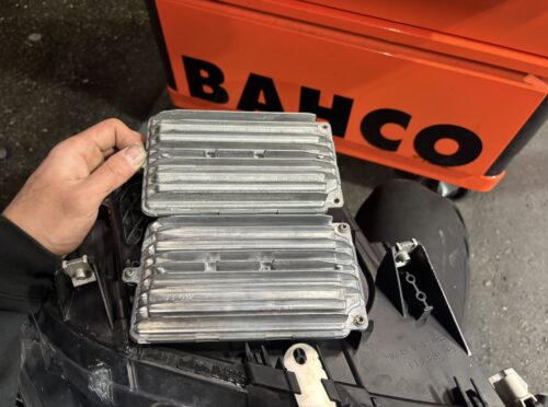 bmw5series-headlight-module-repair 故障したヘッドライトモジュールの状態 取り外したヘッドライトモジュールを手に持っている様子(交換前の状態)