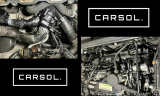 メルセデスベンツGLA エンジンチェックランプ 修理原因のサーモスタットと冷却系部品 メルセデスベンツGLAのエンジンルーム内、サーモスタットや冷却系ホース周辺を拡大して撮影した整備写真。エンジンチェックランプ点灯の原因となる冷却系部品の状態を確認している様子。