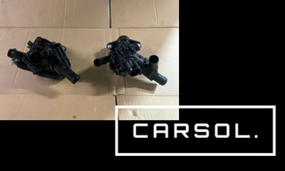 メルセデスベンツGLA エンジンチェックランプ 修理で交換したサーモスタット部品 メルセデスベンツGLAから取り外したサーモスタットと新品サーモスタットを並べて比較している写真。エンジンチェックランプの原因となった部品交換の様子。