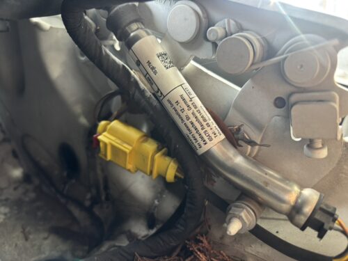 車両内部のエアバッグ関連配線とイグナイター接続部（黄色カプラー）が見える状態