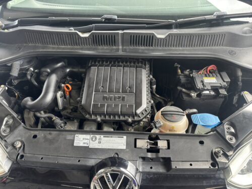 整備完了後のVW up!のエンジンルーム全体（異音点検・整備後の状態）