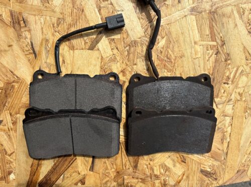 取り外したフロントブレーキパッド（摩耗した状態）と新品パッドを並べた比較写真。センサー付きパッドで摩耗具合が分かる状態。