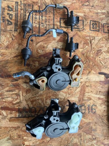 取り外したPCVバルブ・オイルセパレーターと新品部品を並べた比較画像（劣化した旧部品と新品の違いが分かる状態）