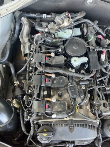 PCVバルブ・オイルセパレーター交換後のエンジンルーム全体（新品部品が取り付けられた状態） ・キャプション：PCVバルブ・オイルセパレーター交換後の状態