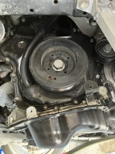 フロントクランクシール周辺からのオイル漏れ（クランクプーリー周辺にオイル付着）