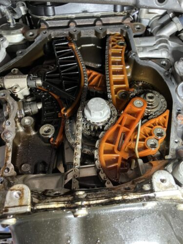 タイミングチェーンカバー内部の状態（チェーン・ガイド・テンショナー部の確認）