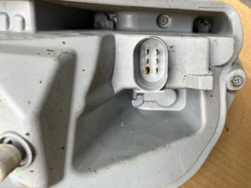 テールレンズ裏側のバルブホルダー接続部（電極ピンに焼け・腐食が見られる状態）