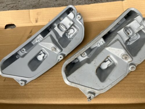 新品のテールレンズバルブホルダーと、取り外した不良ホルダーを並べた比較写真