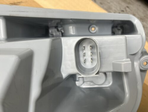 テールレンズ裏側のバルブホルダー接続部（電極ピン部分の拡大）