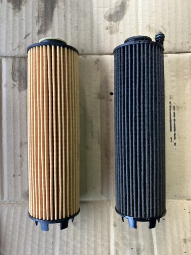 新品のオイルエレメントと使用済みで汚れたオイルエレメントを並べた比較写真