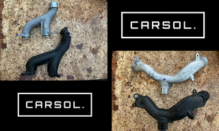 ランドローバー ディスカバリーのクーラントパイプ新品と劣化品の比較（樹脂パイプの変色・劣化状態が分かる構図）