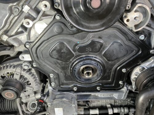 エンジン前側のタイミングチェーンカバー周辺とクランクシール部、オイル滲みが確認できる状態