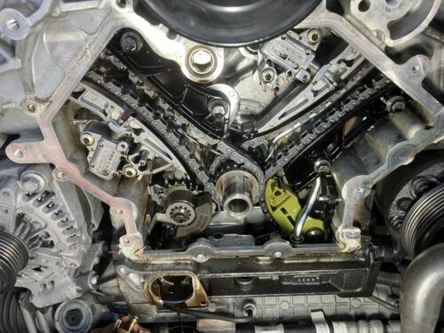 タイミングチェーンカバーを取り外し、内部のチェーン・テンショナー・クランクシャフト周辺が露出した状態