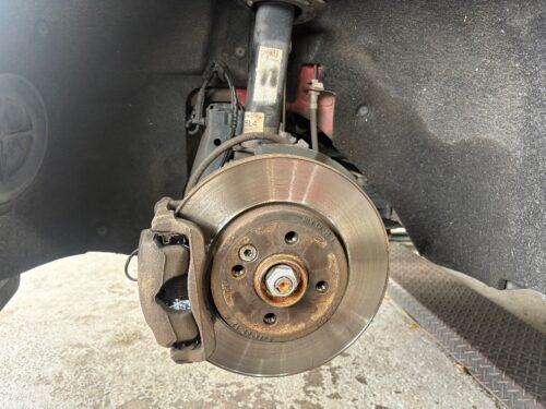 ブレーキパッド交換中のフロントブレーキ周り（ディスクローター・キャリパー・新品パッド装着状態が分かる写真）