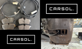 取り外した摩耗したブレーキパッドと新品パッド、パッドセンサー、ブレーキキャリパーの状態が分かる比較写真