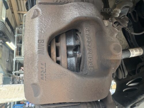 ブレーキキャリパー越しに確認できるフロントブレーキパッドの装着状態（摩耗具合が分かる状態）