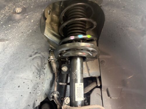 プジョー208 異音修理 フロントショックアブソーバー点検状態 フロントサスペンション内部のショックアブソーバーとスプリング周辺の状態(ホイールハウス内)