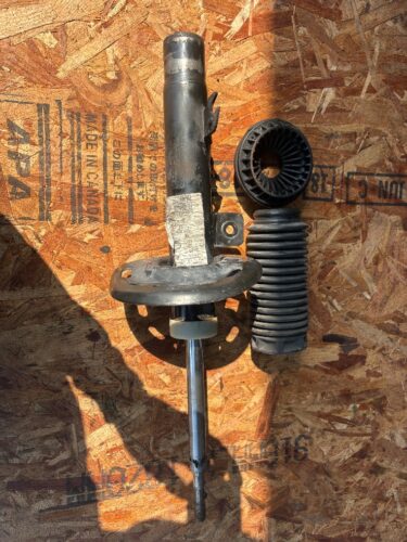 プジョー208 異音修理 ショックアブソーバーとダストブーツ劣化部品 取り外したフロントショックアブソーバーとダストブーツ・バンプラバーの劣化部品