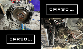 トランスミッションを取り外した状態で露出したトルクコンバータ周辺と、車両下部から見たミッション脱着作業中の様子を組み合わせた写真