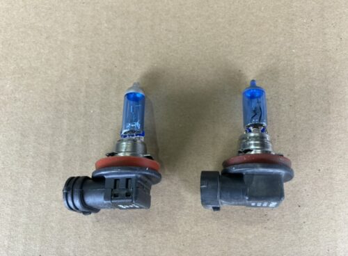 vw-beetle-headlight-failure-repair フォグランプバルブ劣化による点灯不良の状態 フォグランプバルブ(H8)の新品と劣化したバルブを並べた比較写真(片側は内部が黒ずみ・焼けあり)