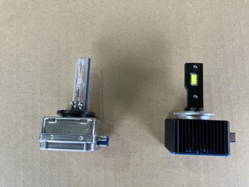 vw-beetle-headlight-failure-repair ヘッドライトバルブD8S交換とLEDバルブ比較 純正HIDヘッドライトバルブ(D8S)とLEDヘッドライトバルブを並べた比較写真