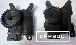 取り外したエアミックスモーターの新旧比較（左右に並べた状態）