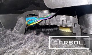 VW クロスポロのエアコン内部にあるエアミックスモーター周辺の状態（配線やギア部分が見えている不具合箇所）