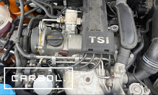 VWクロスポロのエンジンルーム全体と点火系周辺の状態が確認できる作業前の写真