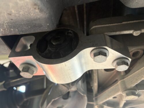 VWゴルフのフロントロアアームブッシュ交換後の状態を下側から撮影した写真。新品ブッシュが装着されている足回りの様子