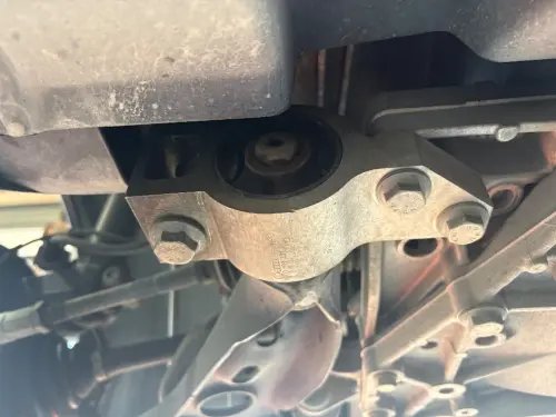 VWゴルフのフロントロアアームブッシュ部分を下側から撮影した写真。ブッシュ周辺の状態が確認できる足回りの様子