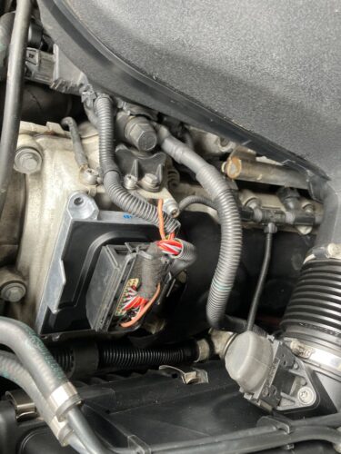 BMW M6 エンジンチェックランプ修理でイオン電流センサー関連モジュール交換後のエンジンルーム BMW M6のエンジンルーム内でイオン電流センサー関連モジュールを取り付けた状態の写真。交換後の部品と配線接続部の状態を確認している様子です。