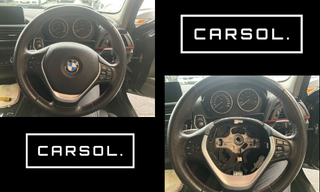 BMW 1シリーズのステアリング交換前後を比較した画像。左側に交換前の純正スポーツステアリング、右下にMスポーツステアリング取り外し・交換作業中の状態が写っており、ステアリング交換の流れが分かる写真。