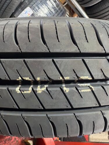 MINI タイヤ交換で使用したGOODYEAR EfficientGrip新品タイヤのトレッド面 新品のGOODYEAR EfficientGripタイヤ。交換前に準備した新品タイヤのトレッドパターンが確認できる写真。
